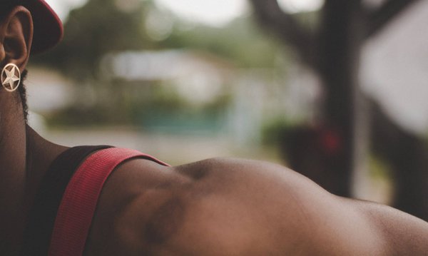 Techniques pour choisir et associer des hauts à épaules bouffantes sans exagérer le volume